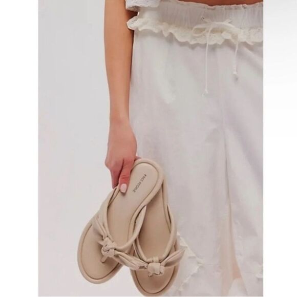 Free People Brynn Bow Sandals Flip Flops in Cream New in Box Sz 7, (38) - Picture 2 of 10